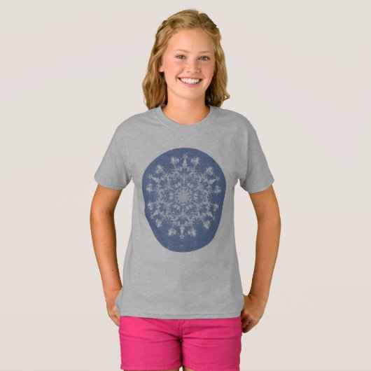 Abstracte Lacy Fractal Snowflake op blauwe achterg T-shirt (Voorkant volledig)