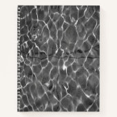 Abstracte lichtreflecties op water: zwart en wit notitieboek (Voorkant)