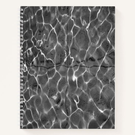 Abstracte lichtreflecties op water: zwart en wit notitieboek (Voorkant)