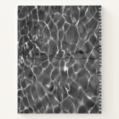 Abstracte lichtreflecties op water: zwart en wit notitieboek (Achterkant)