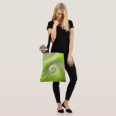 Abstracte limoengroene spiraalfractaal tote bag (Op model)