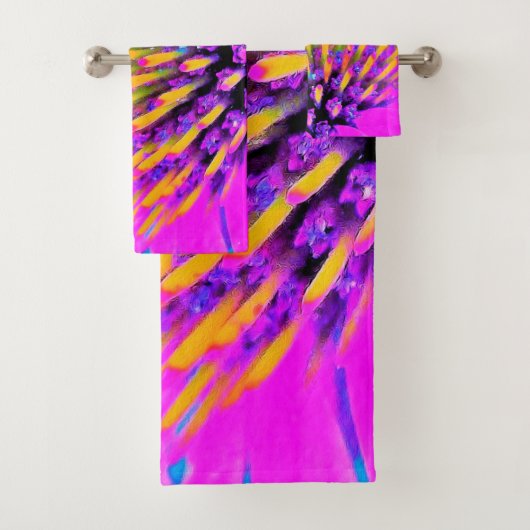 Abstracte Macro Hot Pink en Gele Coneflower Bad Handdoek (Insitu)