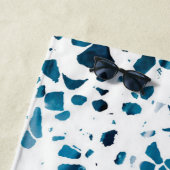 Abstracte marine Terrazzo Mosaic & Light Blue Patt Strandlaken (In situ)