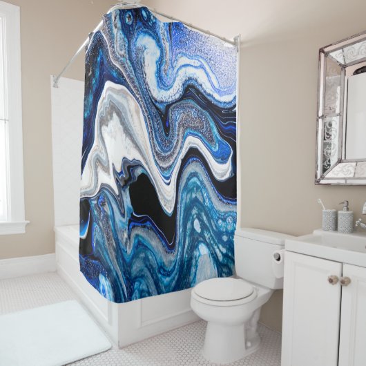 Abstracte marmervloeistof textuur in zilverwit gla douchegordijn (In situ)