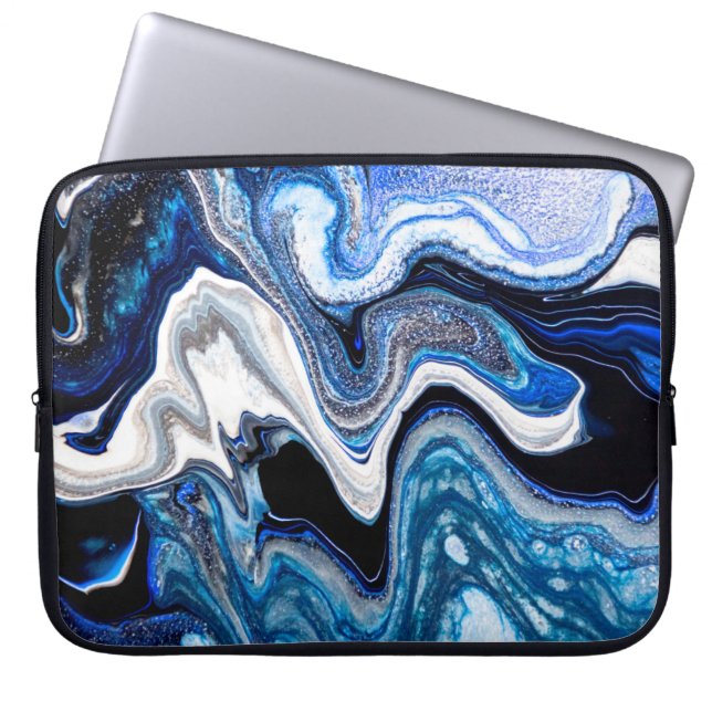 Abstracte marmervloeistof textuur in zilverwit gla laptop sleeve (Voorkant)