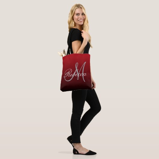 abstracte marsala maroon grijs bordeaux monogramme tote bag (Op model)