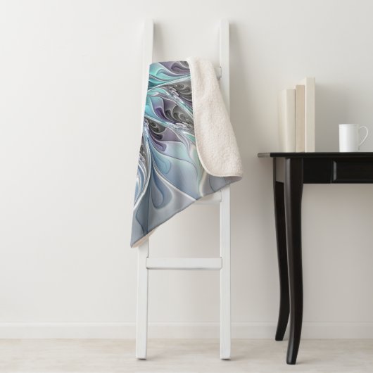 Abstracte matige bloem met blauw sherpa deken (In situ)