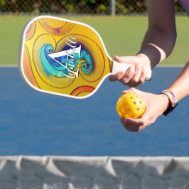 Abstracte moderne juwelen en goudmetalen pickleball paddle