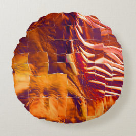Abstracte mozaïektekening van roodgoudfolie rond kussen
