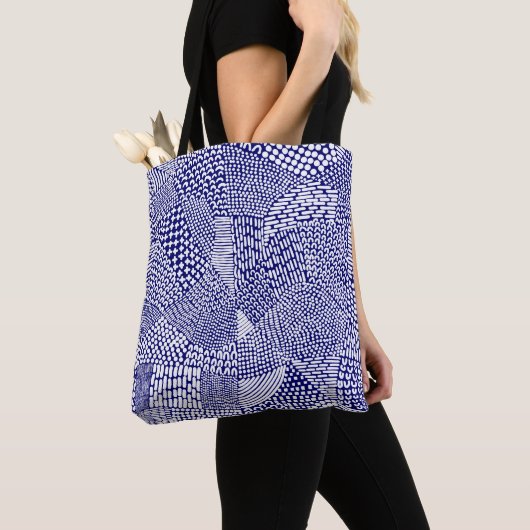 Abstracte patchwerkkaart - White on Deep Navy Blue Tote Bag (Dichtbij)