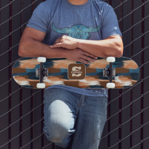 Abstracte penseelstreken in blauw, wit en bruin persoonlijk skateboard