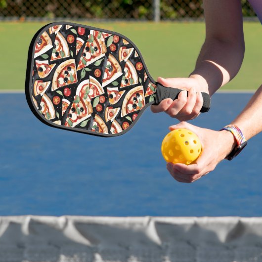 Abstracte pizzaplakjes op een zwarte achtergrond pickleball paddle (Insitu)