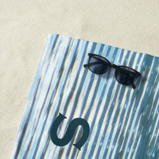 Abstracte reflectie met naam blauw strandlaken (In situ)