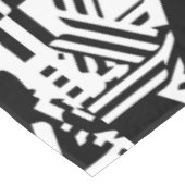 Abstracte reflecties: lijnen, kubussen en monochro tafelkleed (Gekanteld)