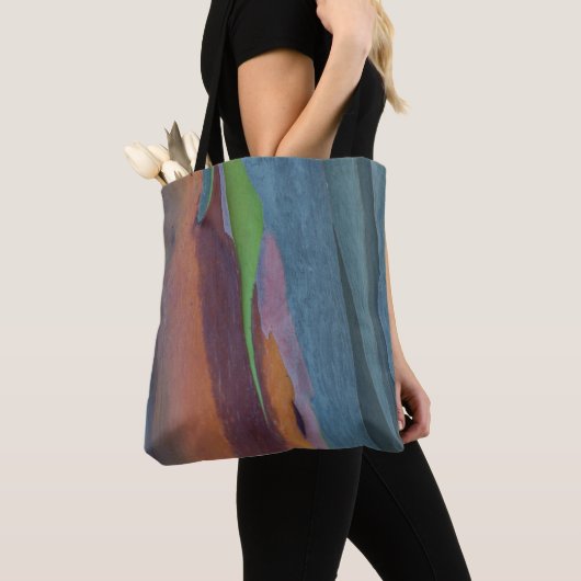 Abstracte regenbooggomboom tote bag (Dichtbij)