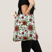 abstracte rode bloemen en groene bladeren op witte tote bag (Dichtbij)
