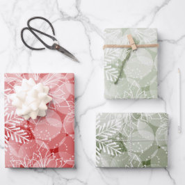 Abstracte rode en groene sneeuwvlokken en holly inpakpapier vel