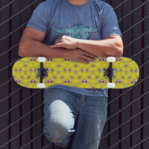 Abstracte rode en witte sterren op geel persoonlijk skateboard