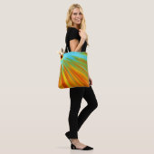 Abstracte rode gele oranje groene strepen op blauw tote bag (Op model)