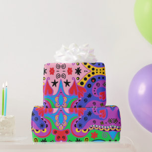 Abstracte rode harten op roze cadeaupapier