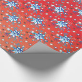 Abstracte sneeuwvlokken met rode en blauwe kerst cadeaupapier (Hoek)