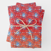 Abstracte sneeuwvlokken met rode en blauwe kerst inpakpapier vel (In situ)