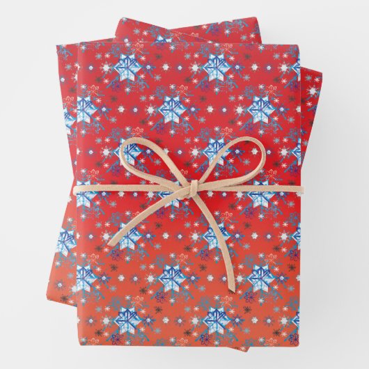 Abstracte sneeuwvlokken met rode en blauwe kerst inpakpapier vel (In situ)