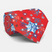 Abstracte sneeuwvlokken met rode en blauwe kerst stropdas (Opgerold)