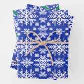 Abstracte sneeuwvlokken op blauw inpakpapier vel (In situ)