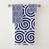 Abstracte spiraalcirkels in Navy Blue & White Bath Bad Handdoek (Insitu)