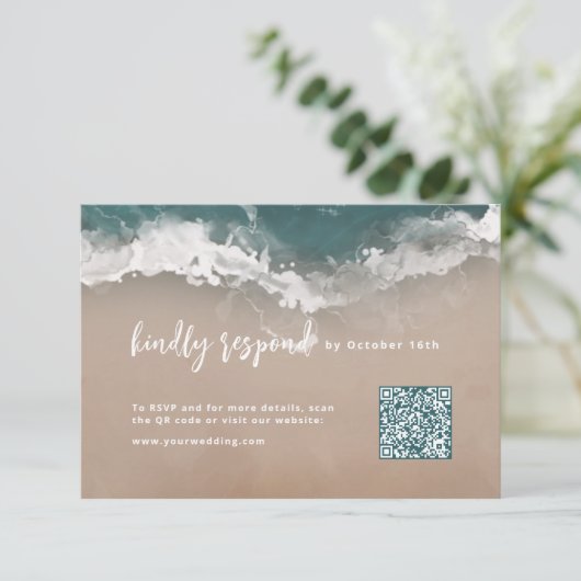Abstracte sprankelende humeurige oceaan strand QR RSVP Kaartje (Staand voorkant)