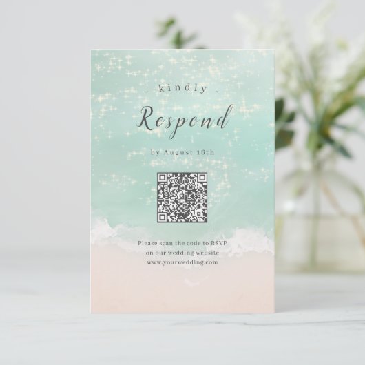 Abstracte sprankelende oceaan strand bruiloft QR c RSVP Kaartje (Staand voorkant)