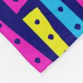 Abstracte strips verticaal - kleuren 02 op donkerb fleece deken (Hoek)