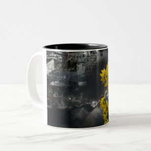Abstracte symbolen en gele bloemen tweekleurige koffiemok