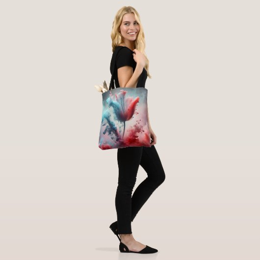 Abstracte tulp met rokerige wolken tote bag (Op model)