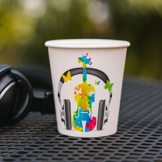 Abstracte viool met hoofdtelefoon en muziekkunst papieren bekers