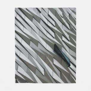 Abstracte vormen op een gevel van het gebouw op fleece deken