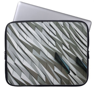 Abstracte vormen op een gevel van het gebouw op laptop sleeve