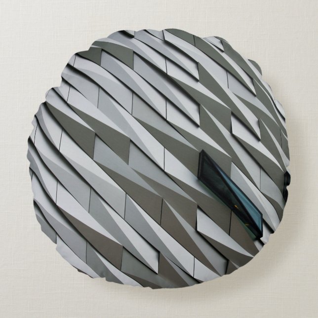 Abstracte vormen op een gevel van het gebouw op rond kussen (Voorkant)