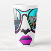 Abstracte Vrouw in Zonnebril City Reflection Latte Mok (Voorkant)