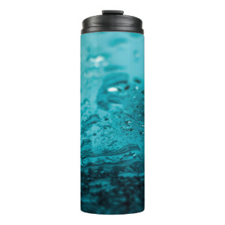 Abstracte watertextuur als achtergrond*kleuren, on thermosbeker