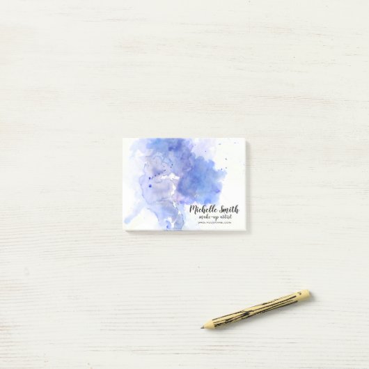 Abstracte waterverf lichtblauwe spatborstelstreek post-it® notes (Op bureau)