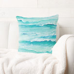 Abstracte Waterverf oceaangolven kust Kussen<br><div class="desc">Breng een klein strand naar je huis met een grote katoengoot kussens met abstracte waterverf oceaangolven in de schoppen van zeebrasem,  turquoise en blauw. Ideaal voor strand,  kust,  zeemanschap en tropisch thema,  thuisdeken.</div>