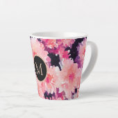 Abstracte waterverf roze florale monogram latte mok (Rechterhoek)