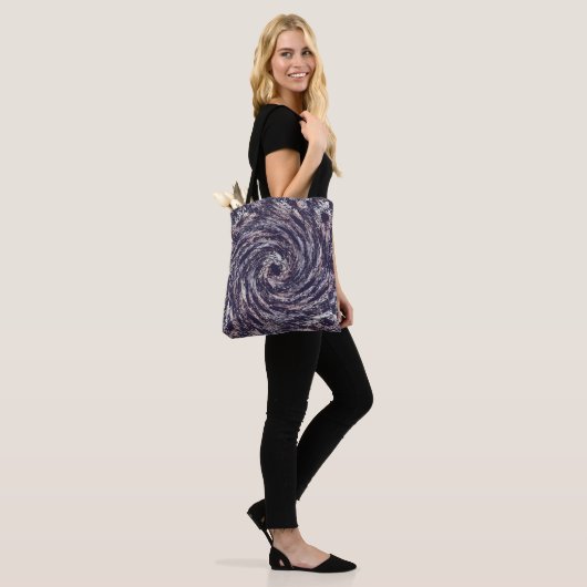 Abstracte wervelstructuur tote bag (Op model)