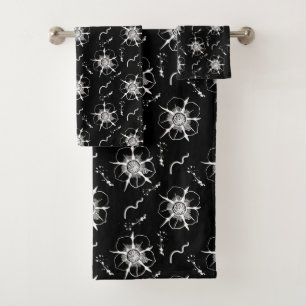 Abstracte witte lijnbloemen op zwart bad handdoek