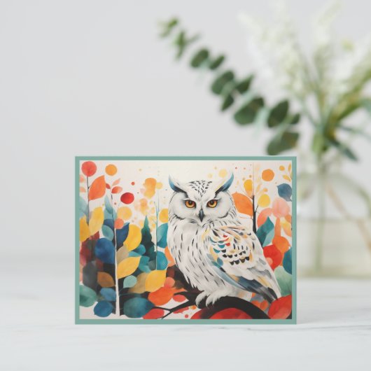 Abstracte witte uil op kleurrijke bosboomtak briefkaart (Staand voorkant)