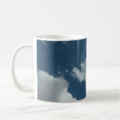 Abstracte wolkenluchtfotografie koffiemok (Links)