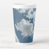 Abstracte wolkenluchtfotografie latte mok (Voorkant)