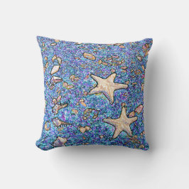 Abstracte zeeschelpen op blauw zand kussen